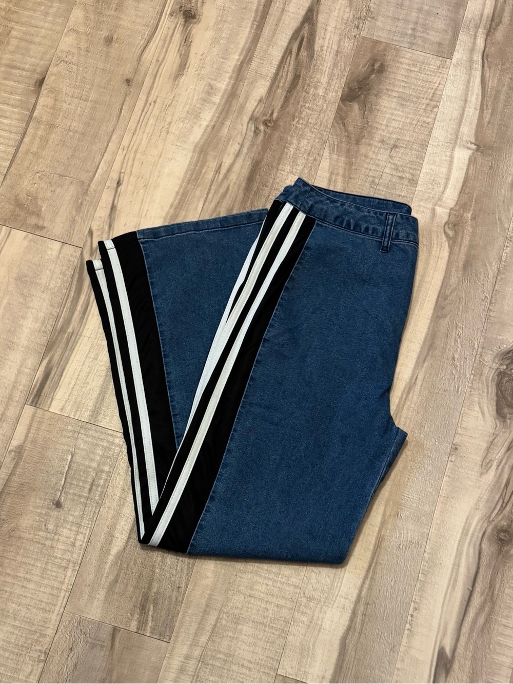 Women’s High Rise Side Contrast Straight Fit Jeans - Picture 4 of 6